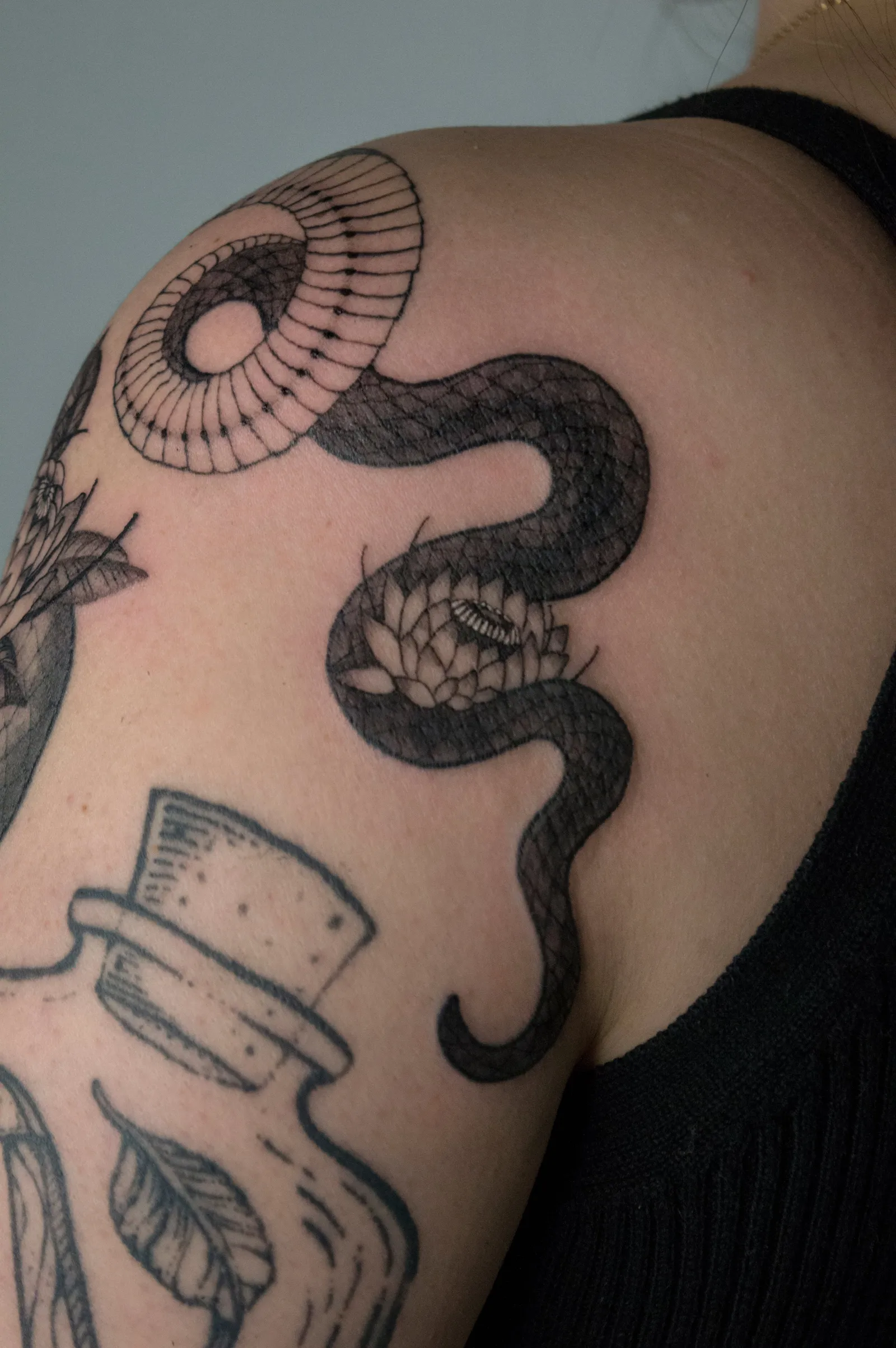 The shoulder, with the snake's coils, a lotus and the top of the bottle